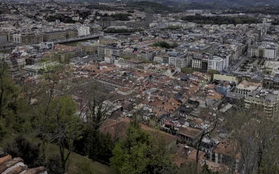 Rótulos, fachadas y casco histórico de San Sebastian: la necesidad de una regulación clara y dialogada